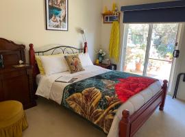 By the Bay Singles or Couples short stay private suite, B&B in Saint Leonards
