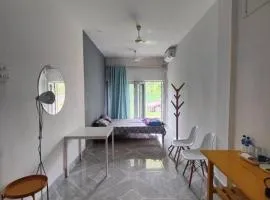 Minimalistic white stay