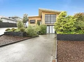 The Family Beachside Escape by Ready Set Stay - GUEST HOUSE