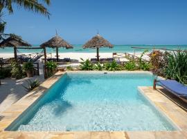 Beachfront Villa Thamani with Private Pool and Beach ZanzibarHouses, hytte i Pwani Mchangani