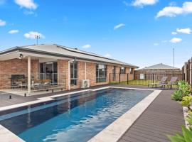 'The Pool House' Spacious Family Stay at Hervey Bay – willa w mieście Takura