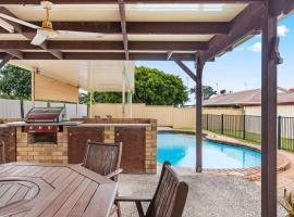 'The Aussie Classic' Poolside Living by the Marina, villa in Urangan