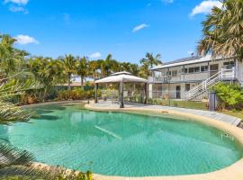 Private Resort-style Queenslander at Hervey Bay, hotel Uranganban
