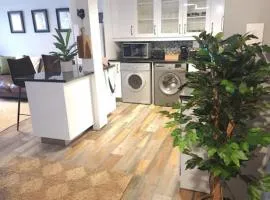 Cape Town, Sea Point, Beautiful 2 Bedroom Apartment @Tucked Away