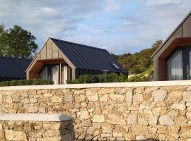 The Rocks - Luxury Glamping Resort, casa o chalet en Newry