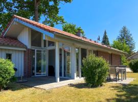 Familienunterkunft Wiesengeflüster E8 - strandnah mit Sauna und Garten, hotel in Röbel
