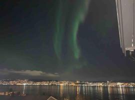 Cozy home. Fantastic view and parking, hotel with parking in Tromsø