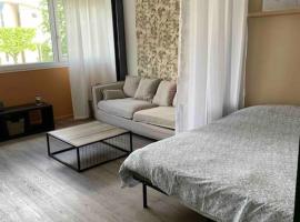 Charmant studio cosy avec parking, apartment in Caen