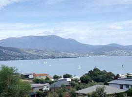 Stunning water view home in Hobart، فندق مع موقف سيارات في هوبارت