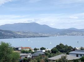 Stunning water view home in Hobart, hotel en Hobart