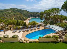 Villa Mitjorn Cala Canyelles, отель в Льорет-де-Маре