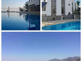 Villa with stunning view & pool near the center and beach, huvila Bodrumissa
