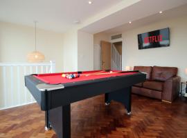 LUXURY 4 Bedroom 4 Ensuite Home in Penarth (Pool Table Games Room & BBQ Garden) with Sea Views, lavprishotell i Cardiff