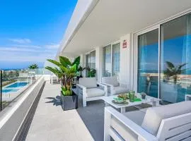 Luxury apartment. Heated Pool. AC. Ocean view!