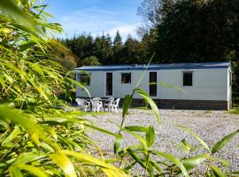 Mobilhome dans la prairie, glamping site in Canihuel