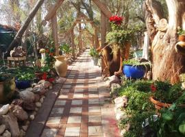 ערבה גארדן Arava Garden, hotel con estacionamiento en H̱aẕeva