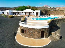 Villa Luciano "Spirit of the Canaries", holiday rental in Tías