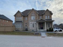Adorable Full house in Ajax Incl Basement, hotel in Ajax