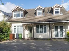 Spacious home sleeps 13 guests Shirley, holiday home in Solihull