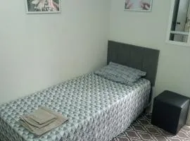 quarto 05 solteiro aconchegante a 2 km de Alphaville