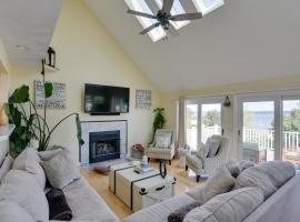 Spacious Portsmouth Home with Deck, Walk to Beach!, family hotel in Portsmouth