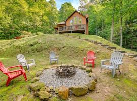 Bright Bryson City Cabin with Fire Pit and Hot Tubs!, holiday home in Bryson City