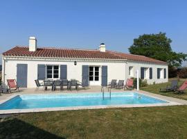 Les Bruyères : Maison au calme avec piscine, perhehotelli kohteessa Chantonnay