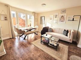 Modern 5 Bedroom Townhouse with Free Parking, familiehotel i Glasgow