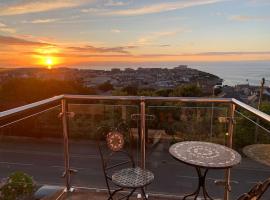 Newquay Sunset & Sea View Apartment in Town Centre, lejlighed i Newquay