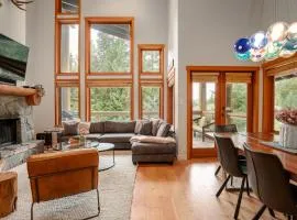 Luxury Mountain Retreat with PRIVATE Hot Tub by Harmony Whistler