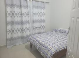 Beautiful 3 bedroom Apartment with own private bathroom, hotel in Lusaka