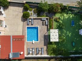 Villa Alex with private pool and jacuzzi, икономичен хотел в Prinés