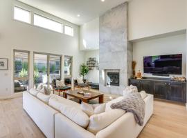 Modern Bend Home with Private Hot Tub and Fireplace, cottage di Bend