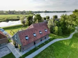 Groepshuis aan open vaarwater (de Berch)
