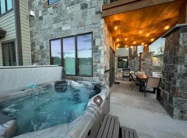 Brand New! Private hot tub, bunk room and walkable to restaurants/shops, hotel in Fraser