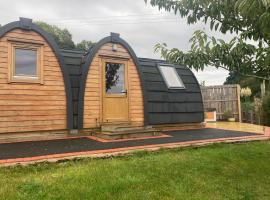 Owl Glamping Pod, orlofshús/-íbúð í Leighton