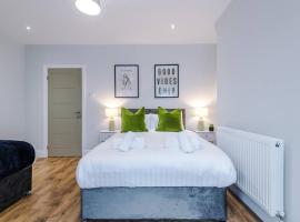 Stunning Designer House with Parking Sleeps 8 by PureStay Short Lets & Serviced Accommodation Liverpool, hotell med parkeringsplass i Litherland