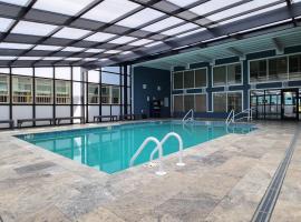 Ramada Plaza by Wyndham Nags Head Oceanfront, hotel in Kill Devil Hills