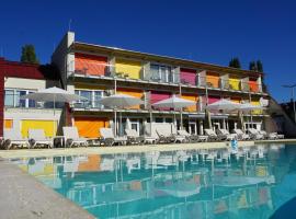 Colors Holiday Hotel, khách sạn ở Siófok