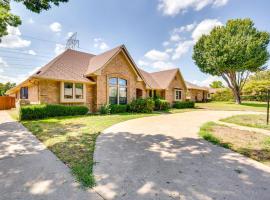 Charming Texas Escape with Fireplace, Near Hiking!, ξενοδοχείο με πάρκινγκ σε Duncanville