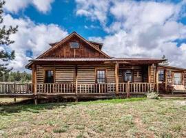 New! Historic Chalet in Colorado National Forest, хотел в Lake George