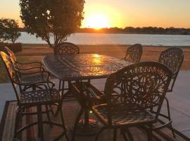 Lakefront Family Vacation Home close to Frisco and Dallas、Little Elmのヴィラ