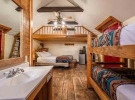 New! Charming cozy Cabin Colorado National Forest, hotell i Lake George