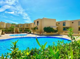 250m to Beach, Family Pools, Fiber Wi-Fi & BBQ, vila di Granadilla de Abona