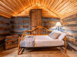 New! Charming Cabin in Colorado National Forest, хотел с паркинг в Lake George