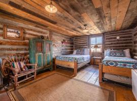 New! Historic 1906 cabin in Colorado Natl Forest, hotell i Lake George
