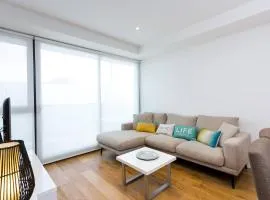 Sun-lit Suburban Stay near Westfield Doncaster
