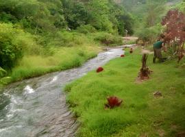 Tapian Ratu Camp, hotel di Bukittinggi