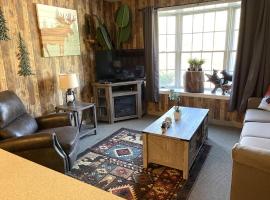 Gorgeous 1st FL Mtn View Jiminy Suite Sleeps 4 Ski On Off, hotel cerca de Jiminy Peak, Hancock