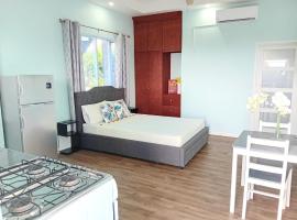 Serenity Seaview Suite: Anse La Raye şehrinde bir otel